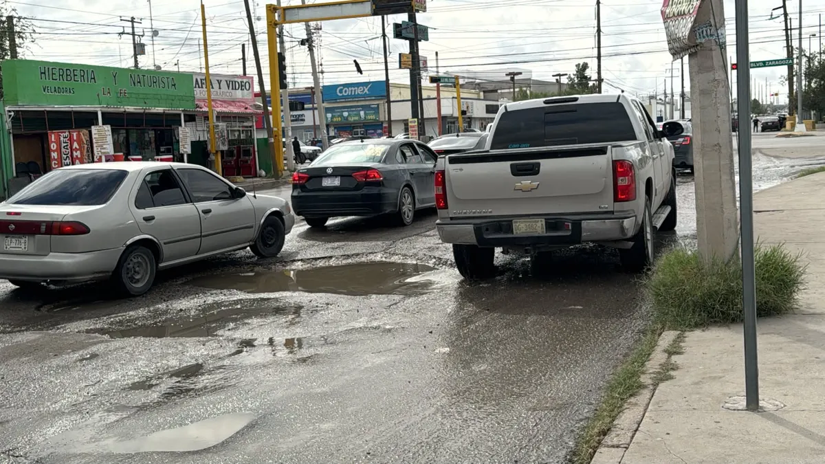 Reportan comerciantes baches ocultos bajo charcos en Valle del Cedro