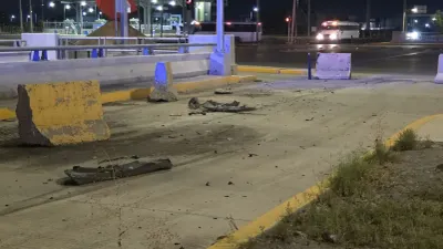 Conductor ebrio choca y destroza muro al intentar ganarle al semáforo