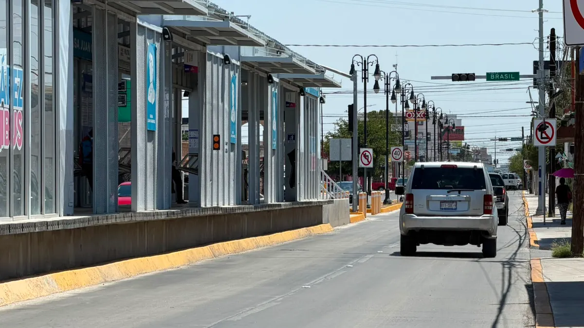 Paraliza apagón el centro de Juárez; negocios cierran y tráfico se complica