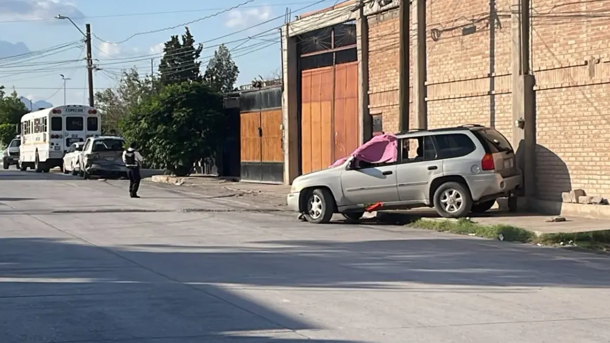 Muere mientras conduce y choca dos carros en Juárez 