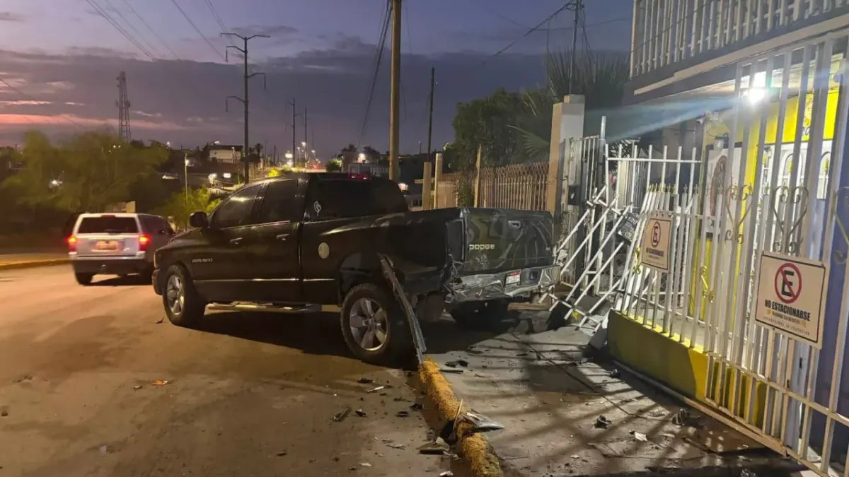 Huyen tras chocar camioneta y barandal; piden ayuda para localizarlos