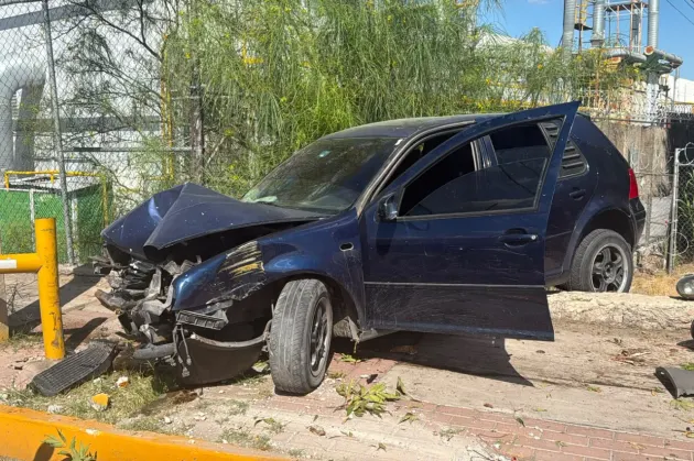Pierde control del volante y choca contra barrera de contención en la J. Bermúdez
