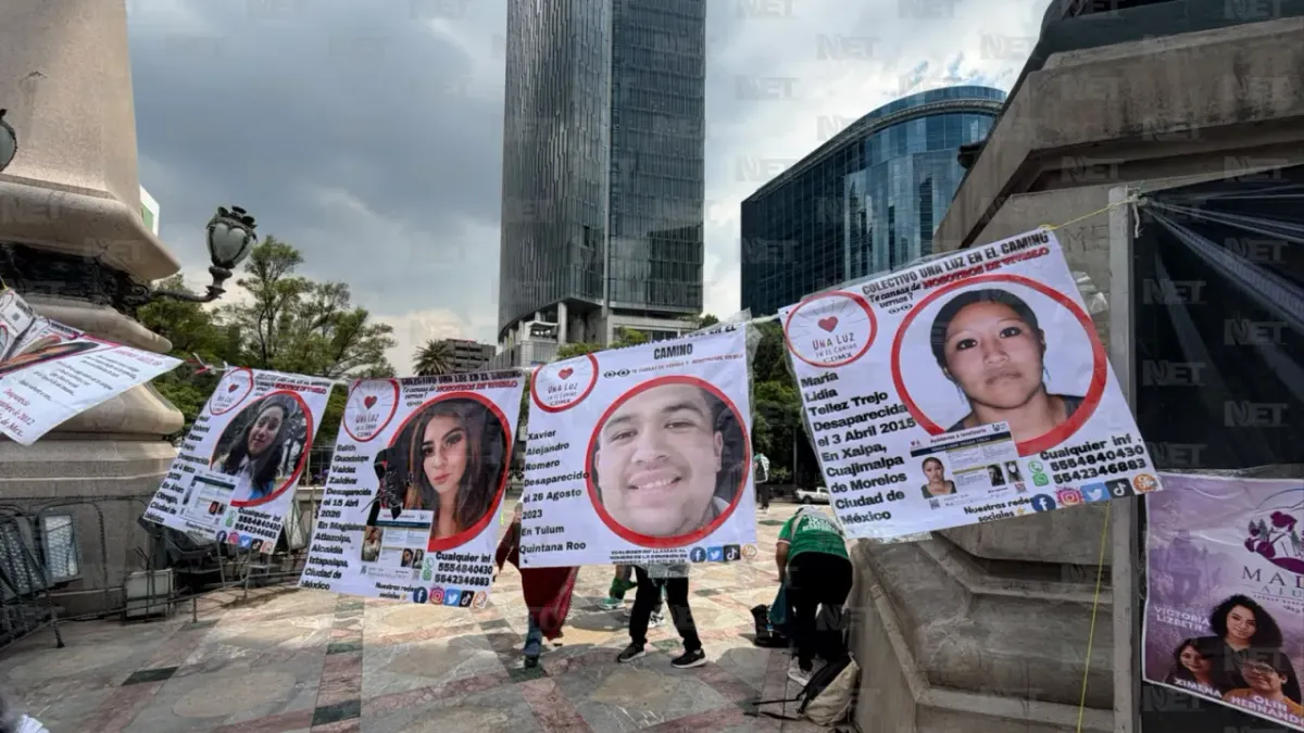 Colocan colectivos fichas de desaparecidos en el Ángel de la Independencia