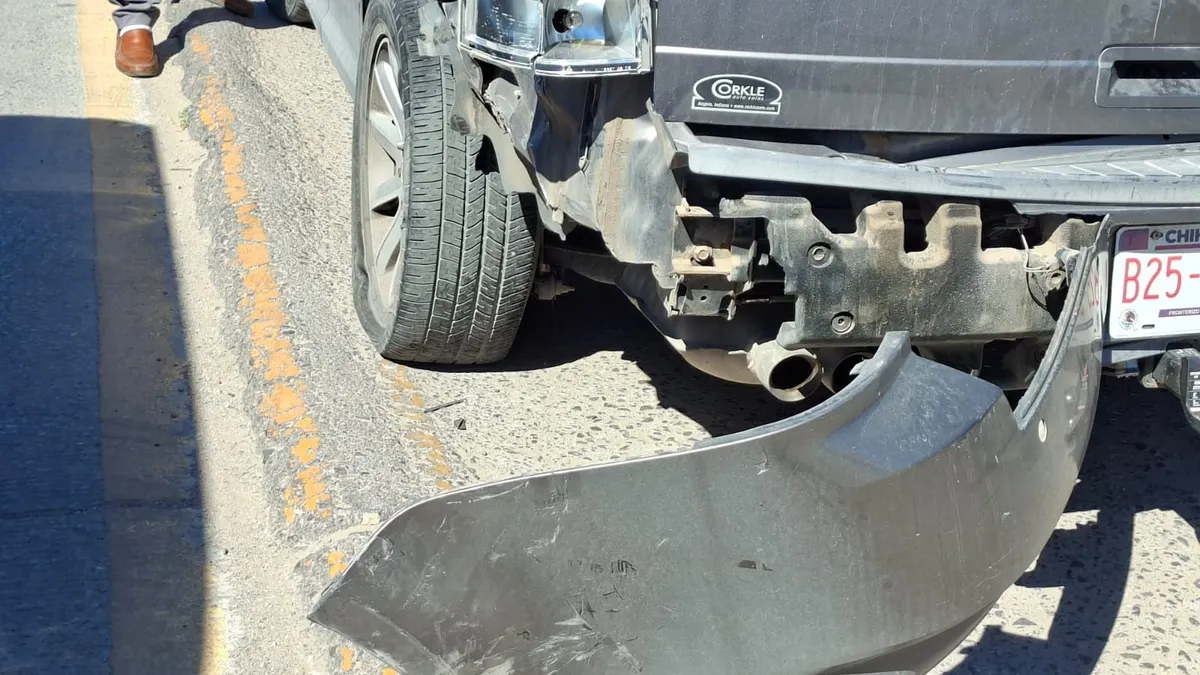 Choca motociclista contra camioneta que le cerró el paso en Satélite