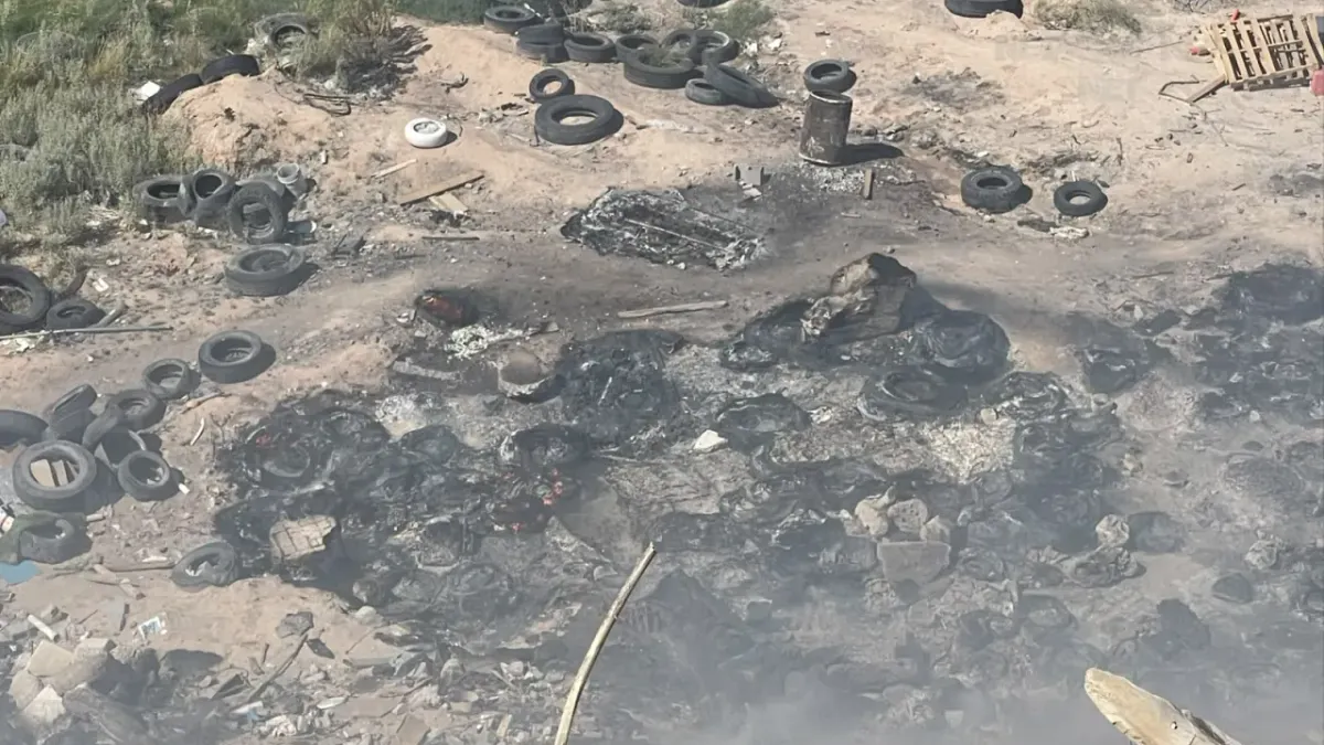 Incendio de llantas cumple más de 24 horas activo en carretera a Casas Grandes