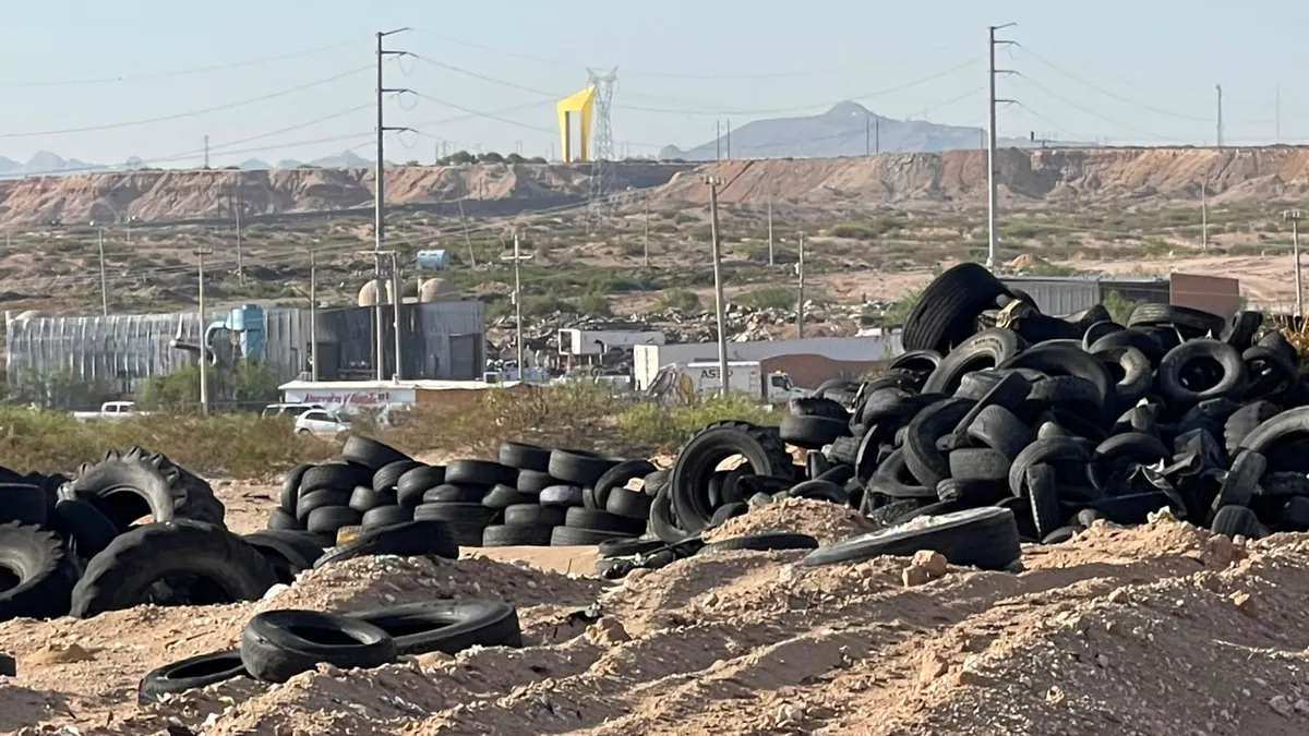 Incendio de llantas lleva más de 7 horas y el humo se extiende por la ciudad