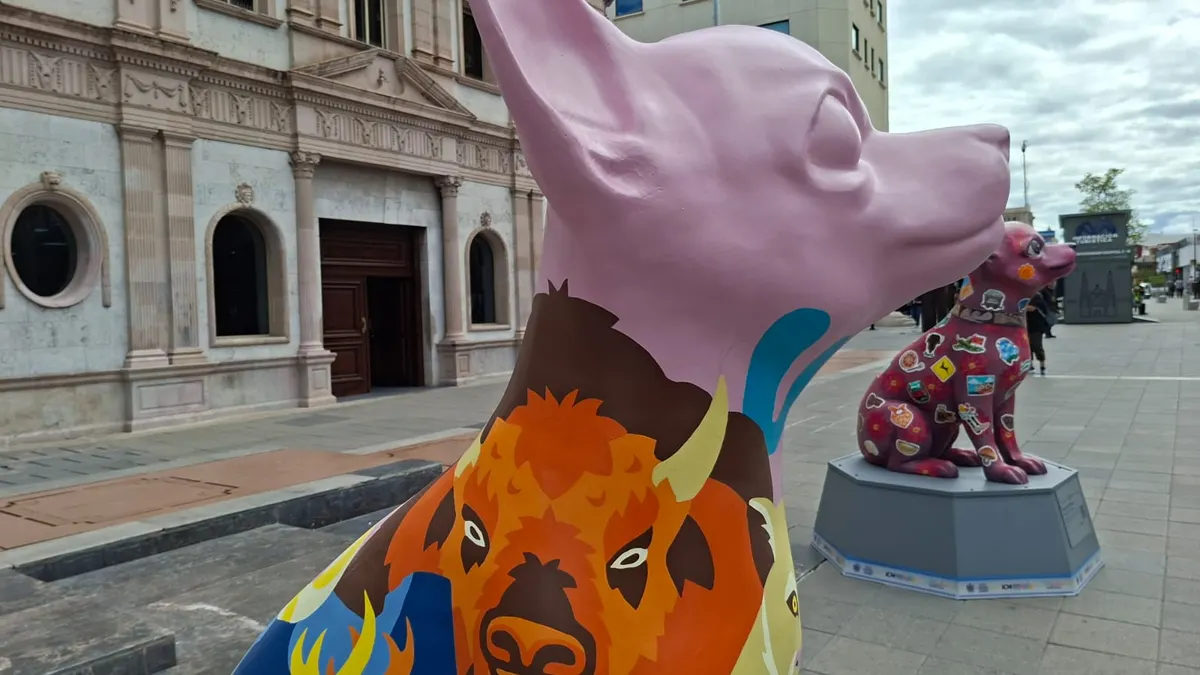 Artistas locales intervienen esculturas de perros chihuahua para el Ficuu
