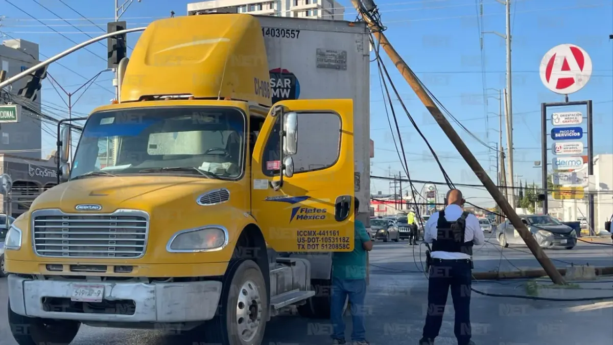 Tráiler derriba poste y afecta circulación en la Plutarco Elías Calles