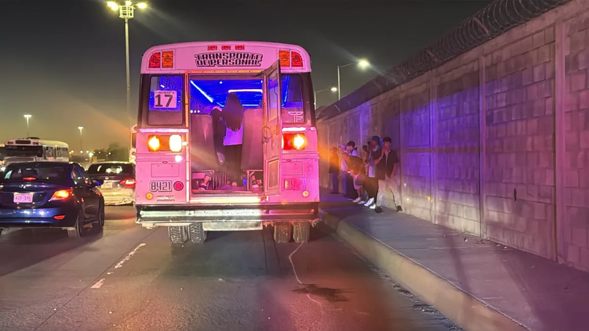 Choque múltiple de camiones deja 7 trabajadores heridos en el Juan Pablo II