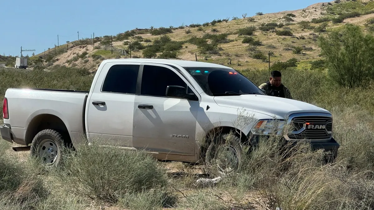 Vuelca camioneta de agentes estatales en carretera Anapra-Santa Teresa