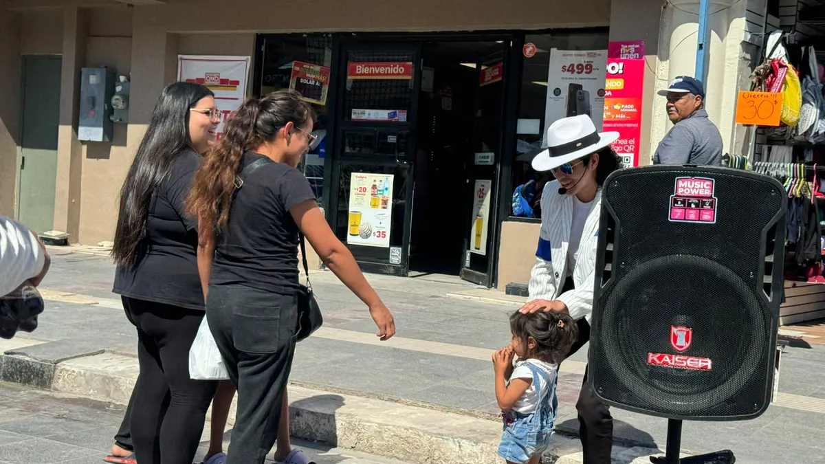 Con moonwalk incluido, imitador de Michael Jackson cautiva en el Centro de Juárez