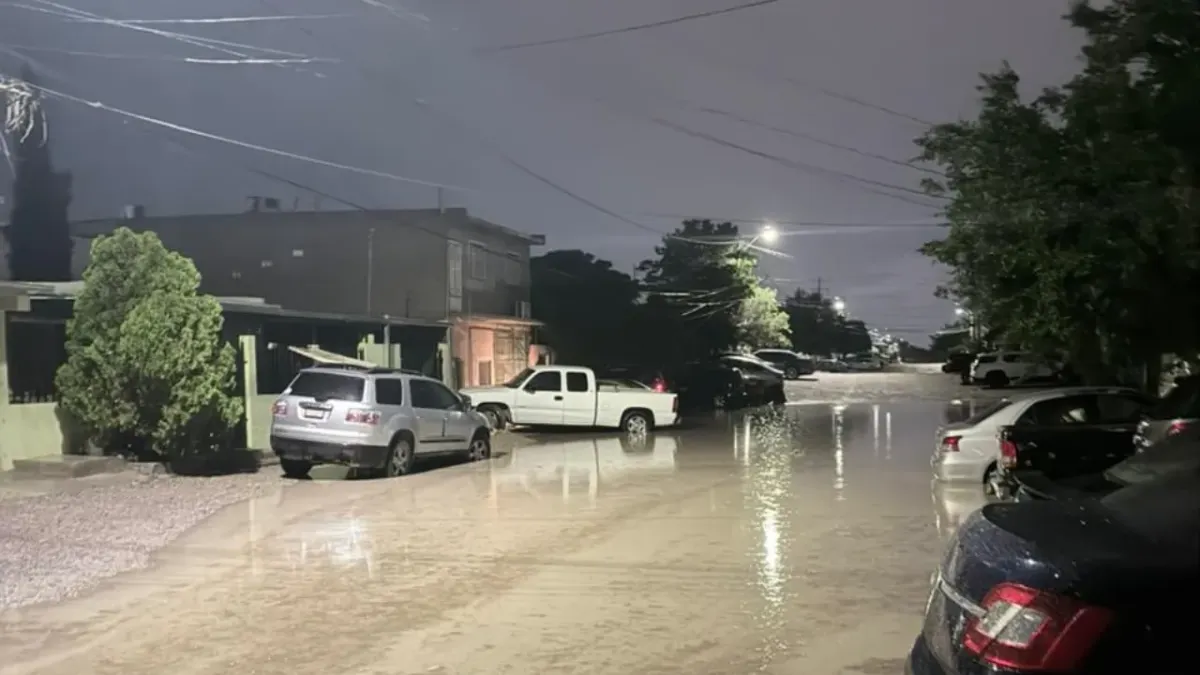Rescatan a niño de 6 años solo y descalzo en vivienda dañada por lluvias