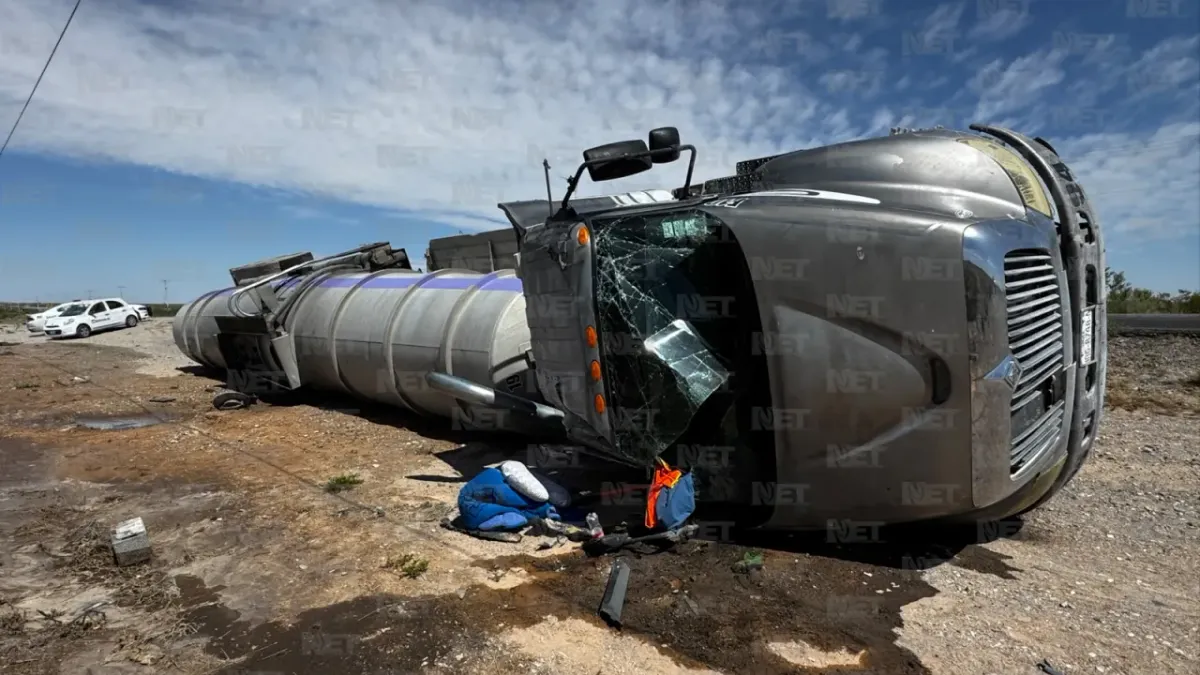 Vuelca pipa de aguas residuales en la carretera a Casas Grandes