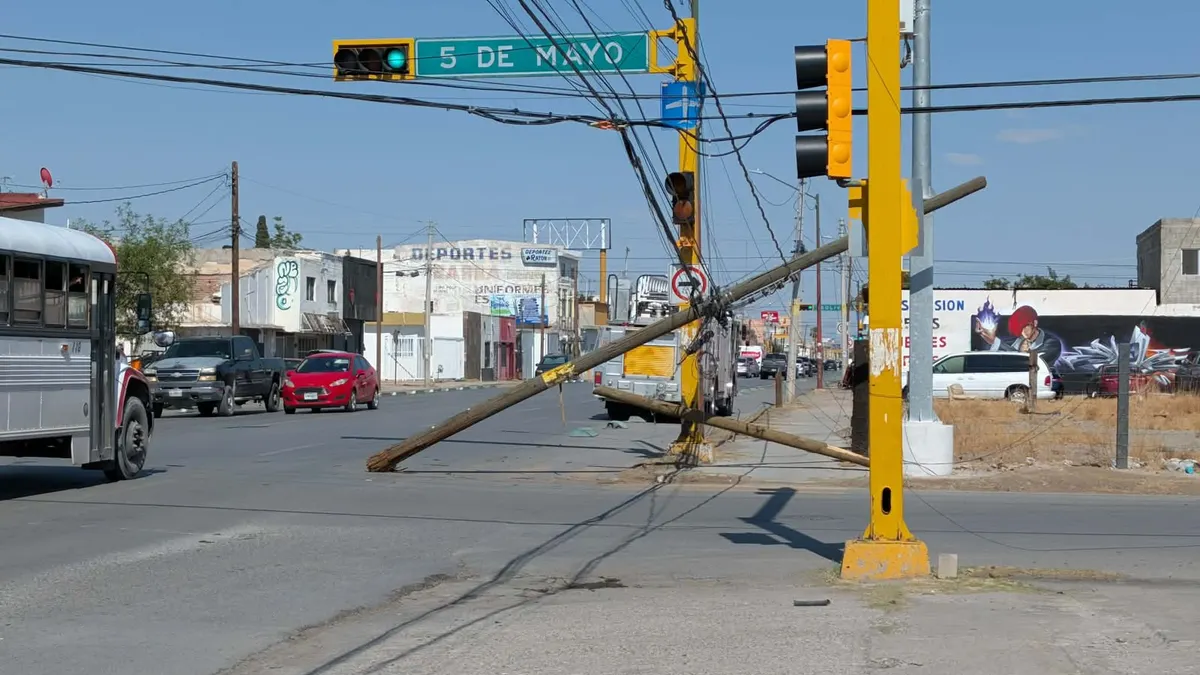 Tractocamión engancha cables y tira poste en la colonia Partido Romero