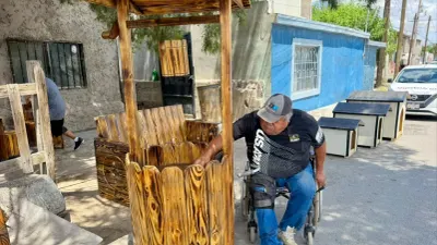Carpintero en silla de ruedas vende muebles en Juárez