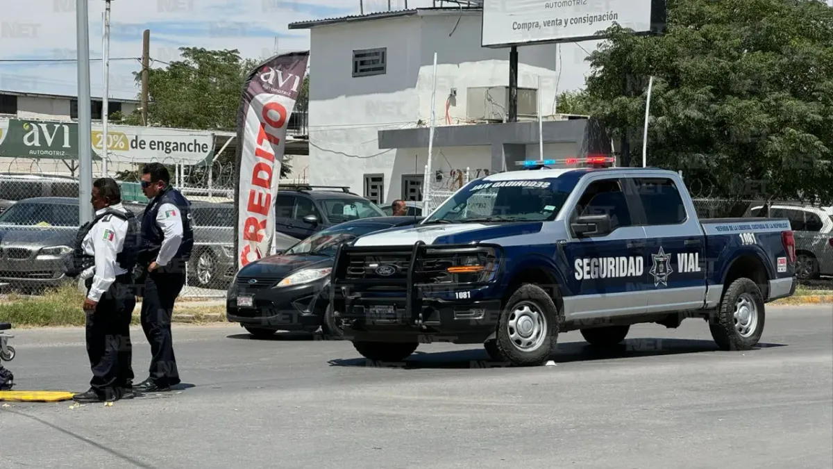 Conductor huye tras atropellar a pareja en motocicleta en bulevar Óscar Flores
