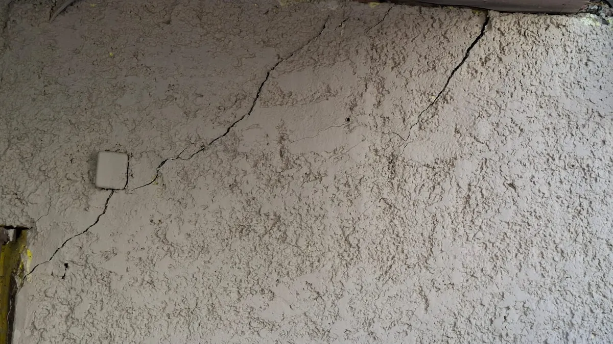 Derrumbe de barda daña vivienda en colonia Vicente Guerrero