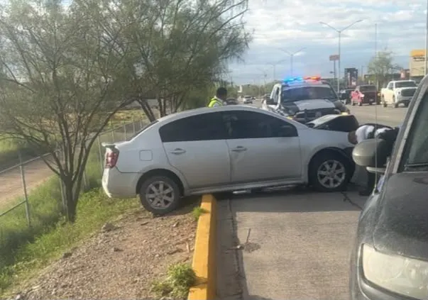 Dañan lámpara y malla ciclónica tras choque en Ejército Nacional