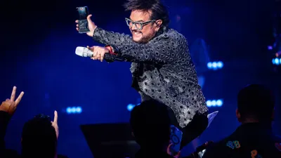 Anuncia Aleks Syntek su salida de México tras abucheos en polémico show de CDMX