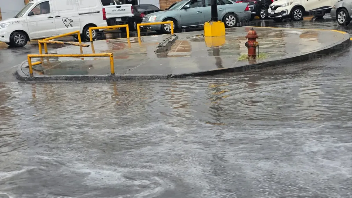 Reportan encharcamientos en varias avenidas de Juárez tras lluvias