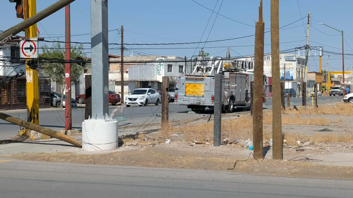 Tractocamión engancha cables y tira poste en la colonia Partido Romero