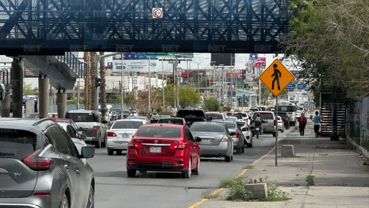 Tráfico complica la movilidad en avenidas principales de Juárez este viernes