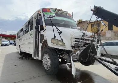 Choque entre rutera y camión de personal deja 10 lesionados en el viaducto