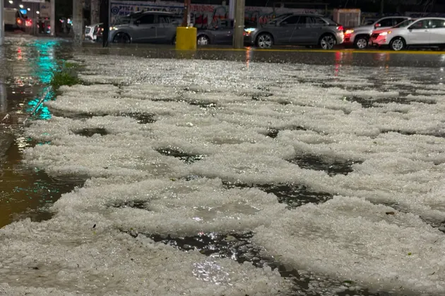 Tormenta con granizo provoca inundaciones y caos vial en Ciudad Juárez