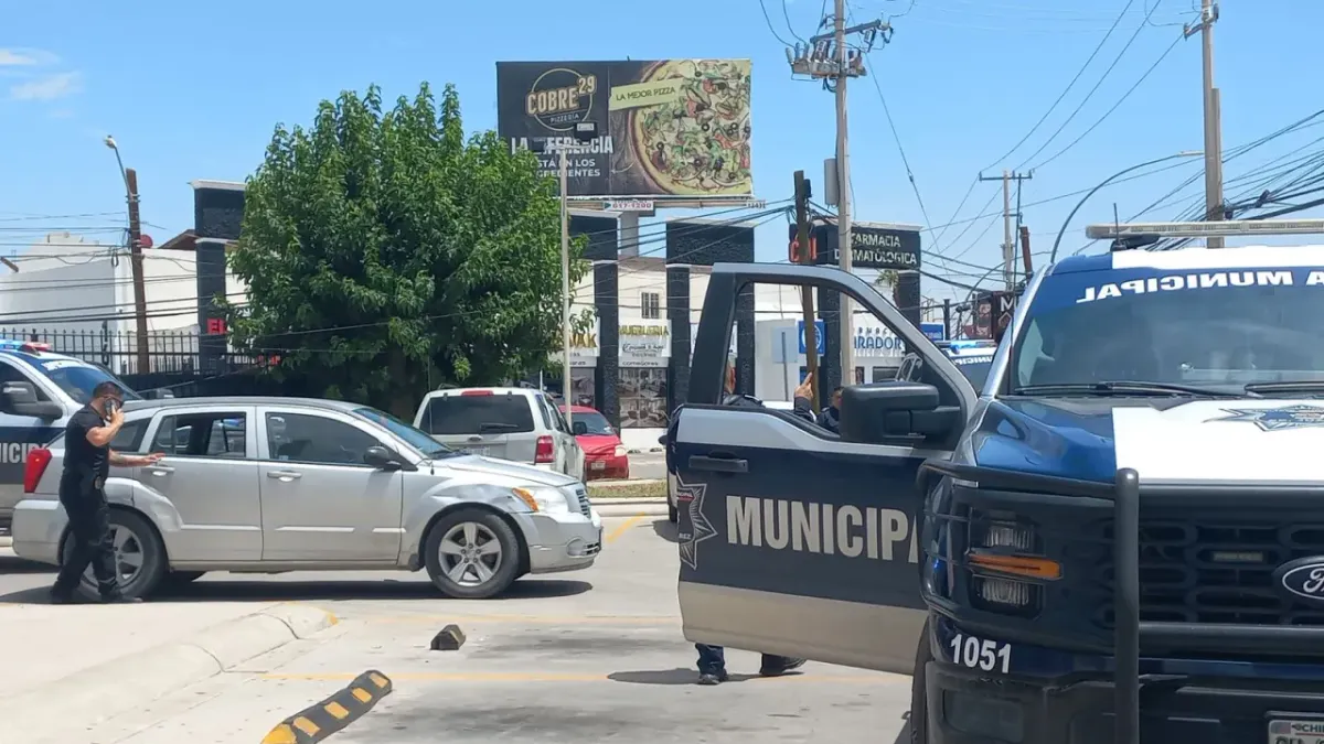 Persecución deja detenidos y dos vehículos asegurados en la Gómez Morín