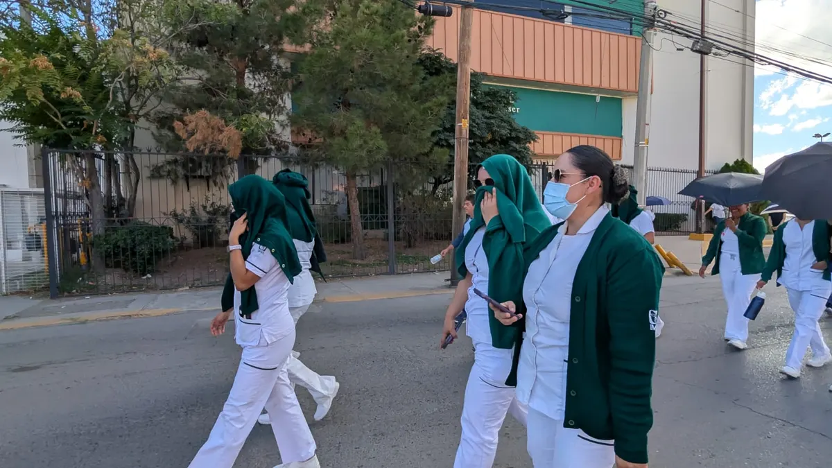 Más de mil trabajadores del IMSS marchan en Juárez; exigen aumento salarial e insumos