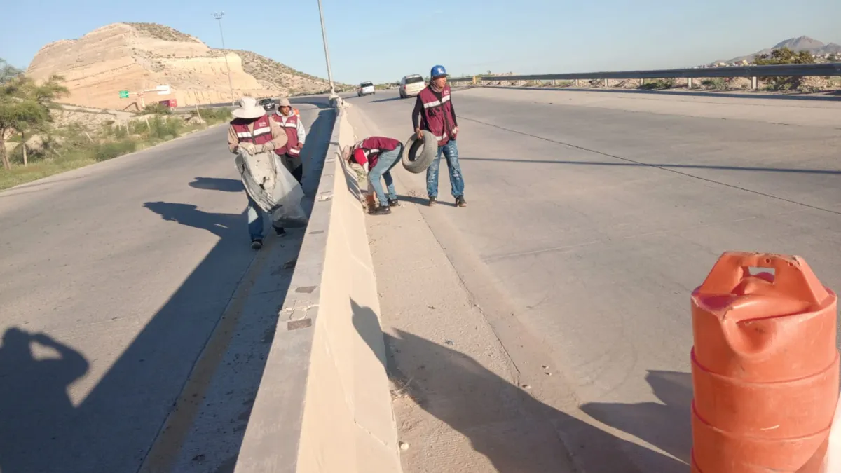 Retiran basura y tiliches del Periférico Camino Real en nueva jornada de limpieza