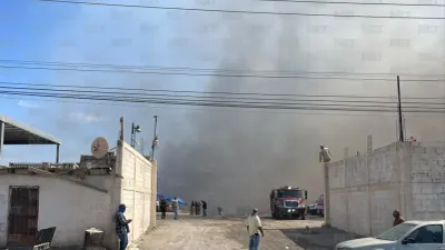 Incendio no cede tras 24 horas; bomberos exhaustos reciben apoyo ciudadano