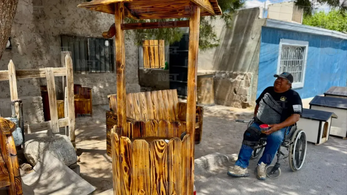 Carpintero en silla de ruedas vende muebles en Juárez