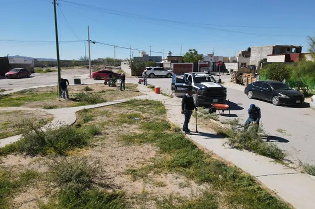 Policía Municipal limpia parques y atiende a vecinos en Jardines de Roma