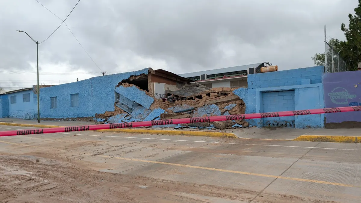 Colapsa barda de escuela Lázaro Cárdenas por humedad tras lluvias