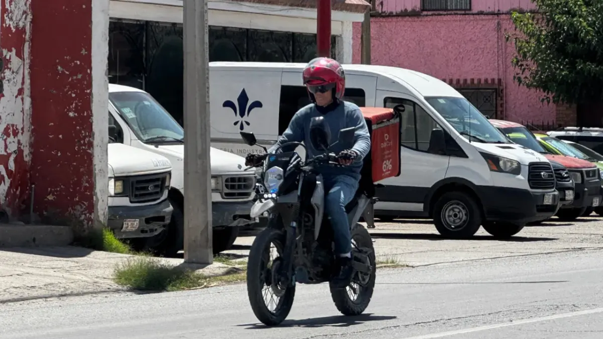 Altas temperaturas obligan a juarenses a buscar sombra e hidratación