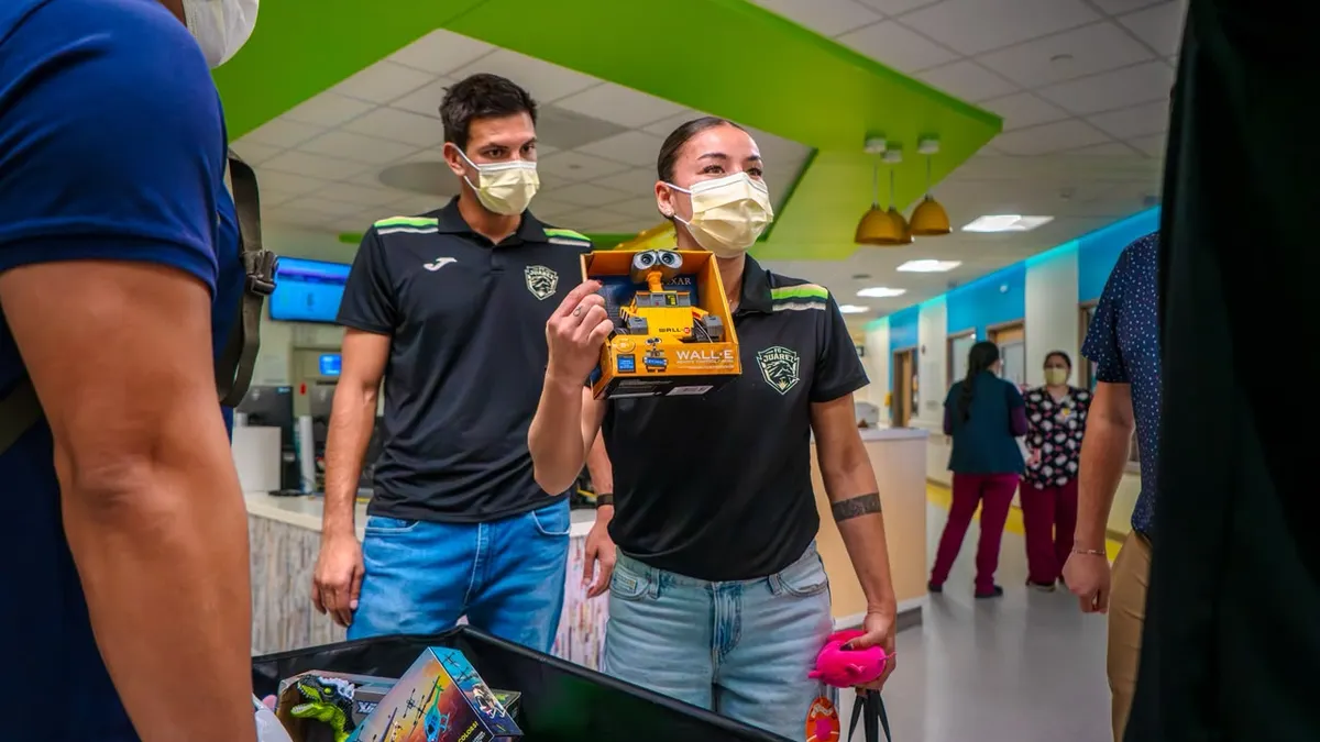 Futbolistas del FC Juárez regalan sonrisas a niños en El Paso Children’s Hospital