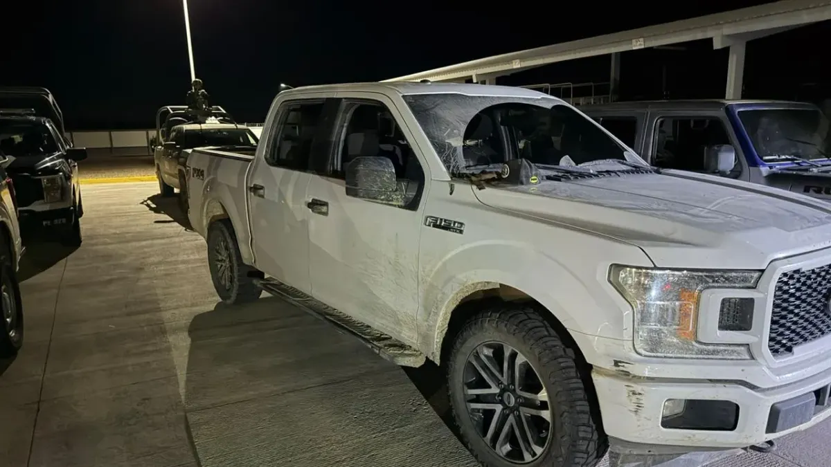 Aseguran AK-47, ponchallantas y camionetas robadas en operativo en Ojinaga