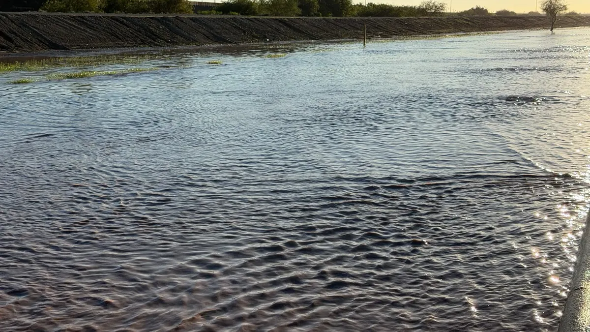 Casi un metro de acumulación de agua cubre tramo del Juan Pablo II