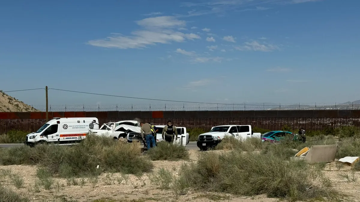 Vuelca camioneta de agentes estatales en carretera Anapra-Santa Teresa