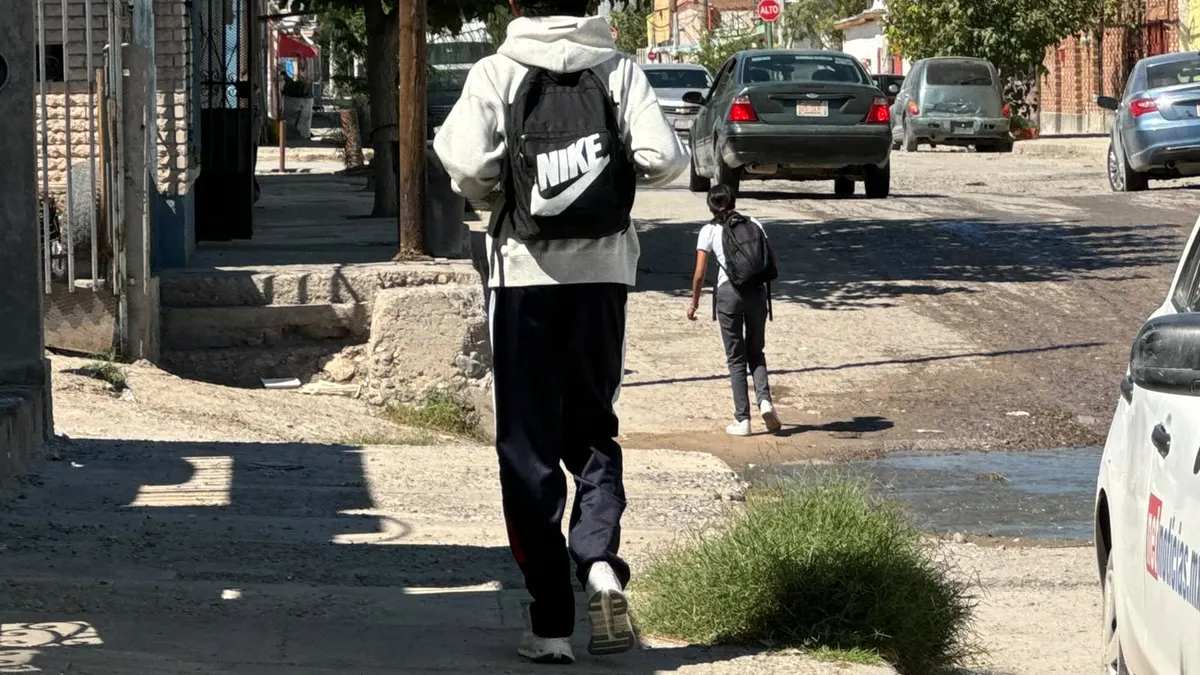 Vecinos de Barrio Alto enfrentan arroyo de aguas negras desde hace semanas