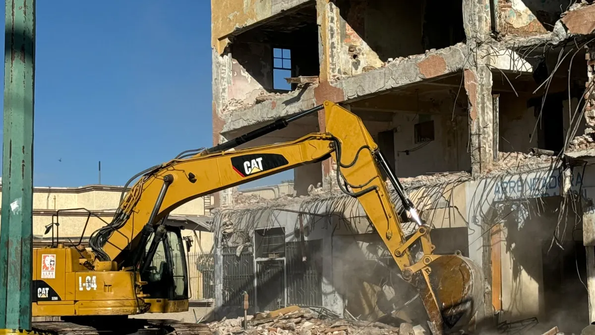 Demuelen antiguo Hotel Olivia por riesgo de colapso en la Zona Centro