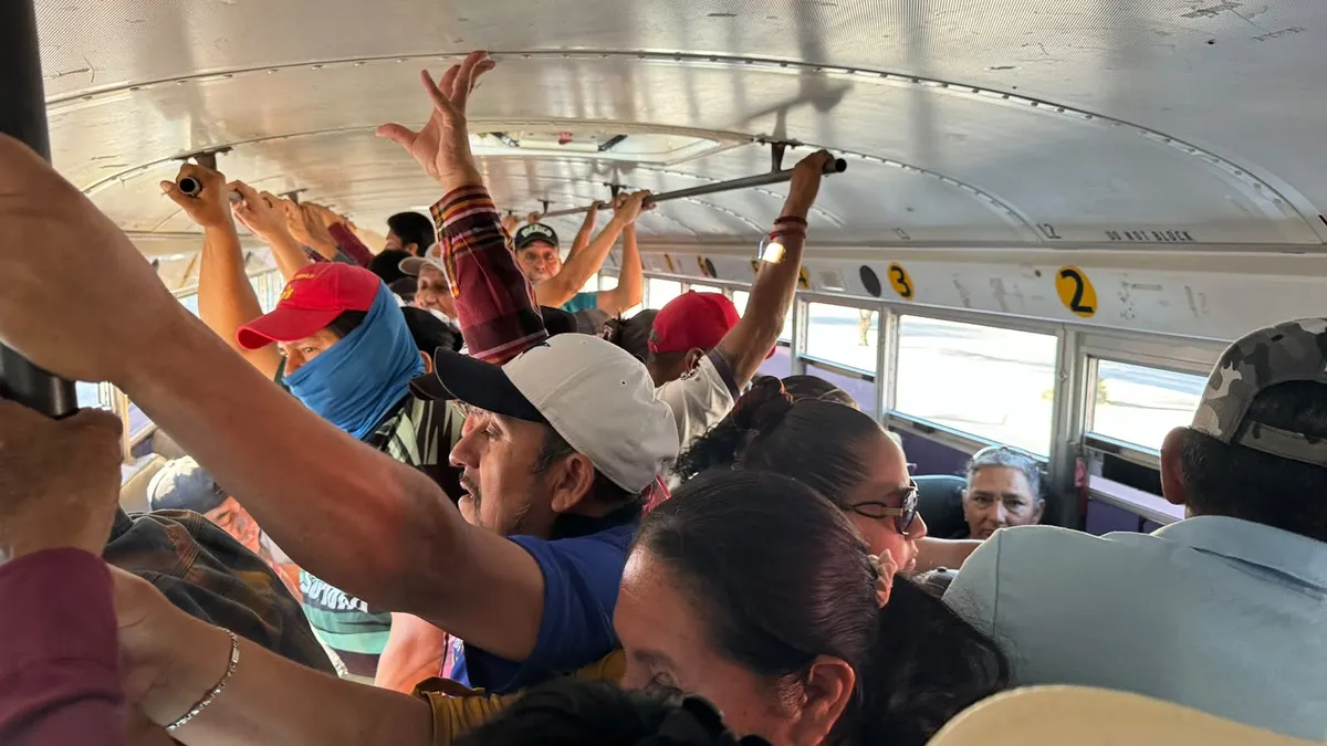 Reportan retrasos en camiones de tres líneas; usuarios esperan más de una hora