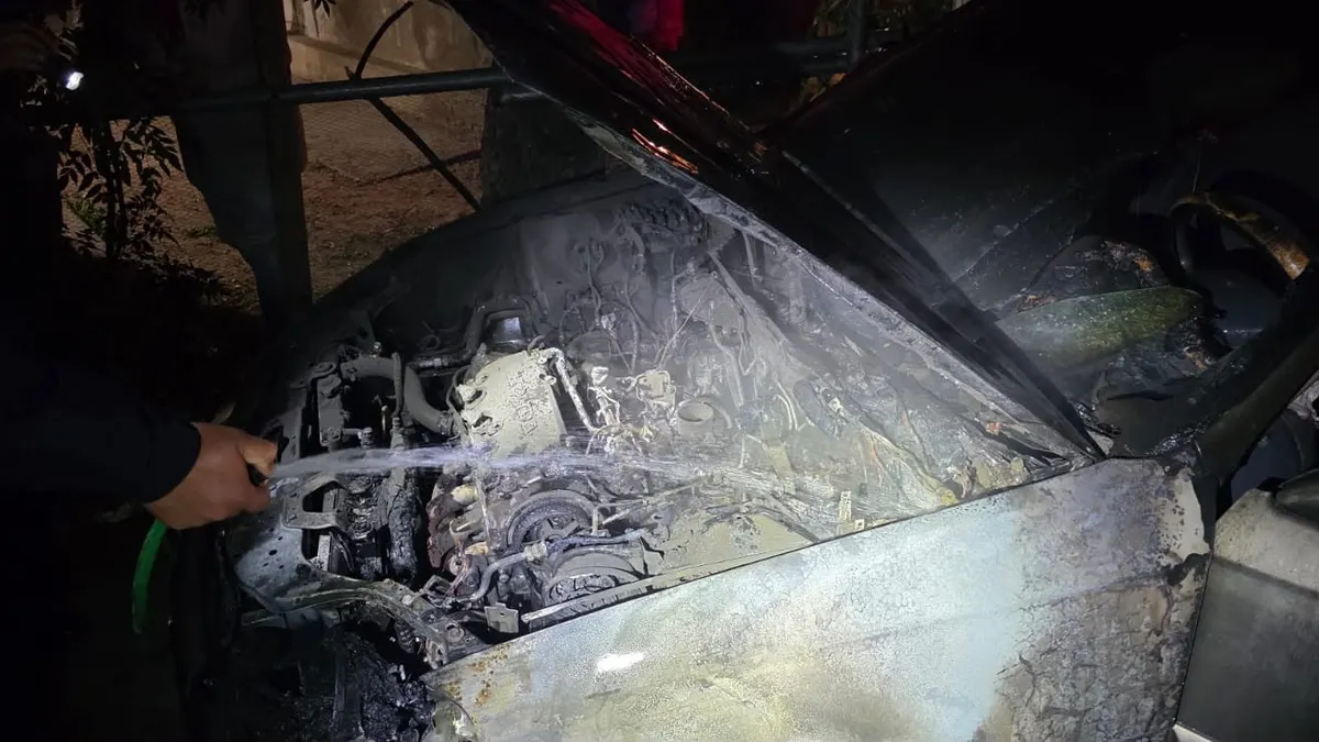 Incendio consume automóvil en la colonia Satélite
