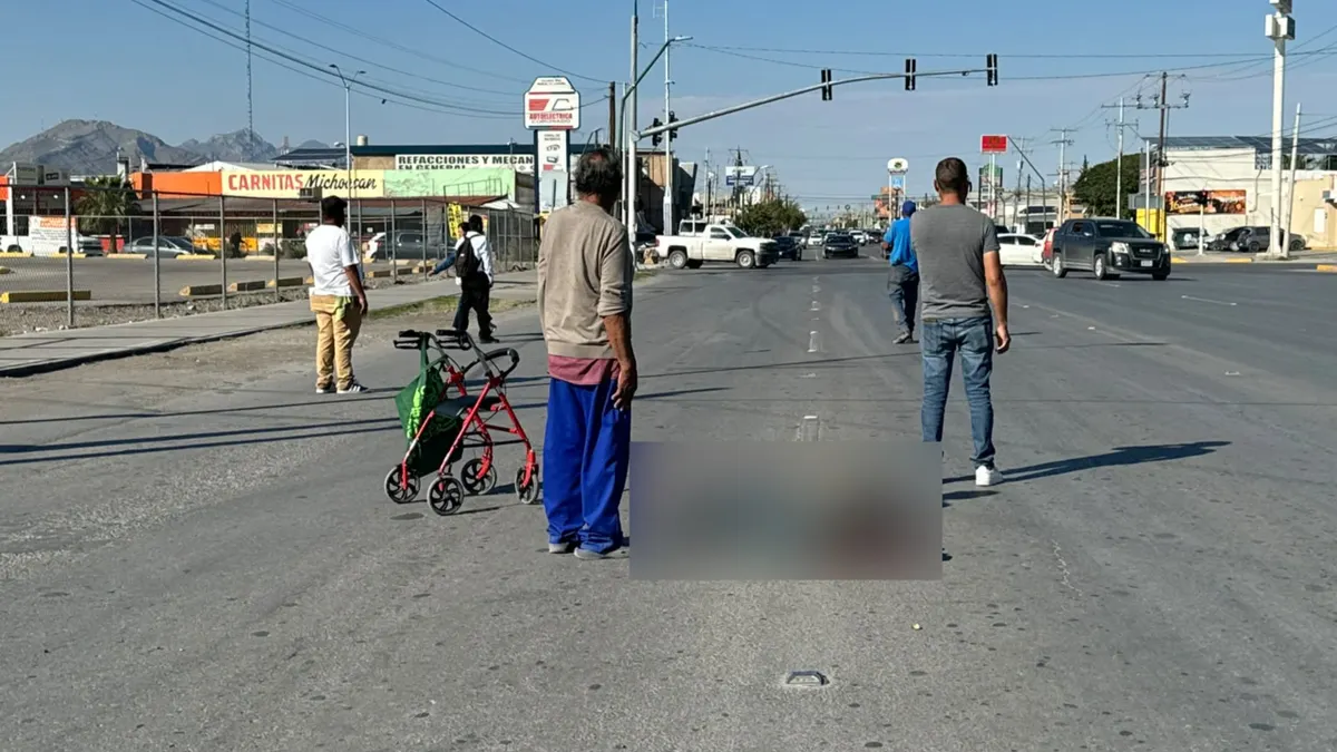 Auxilian ciudadanos a adulto mayor atropellado ante demora de ambulancia