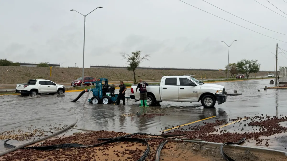 Despliega Protección Civil motobombas para retirar agua en calles principales