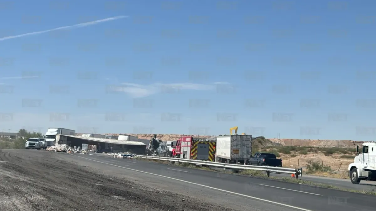 Choque deja dos heridos y carga de alimentos enlatados regada en la Panamericana