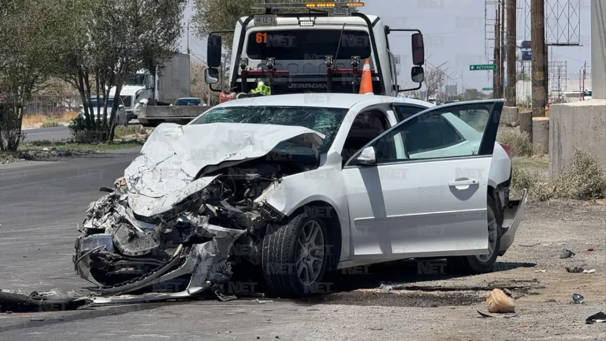 Choque entre unidad de CFE y auto deja dos lesionados en la Panamericana