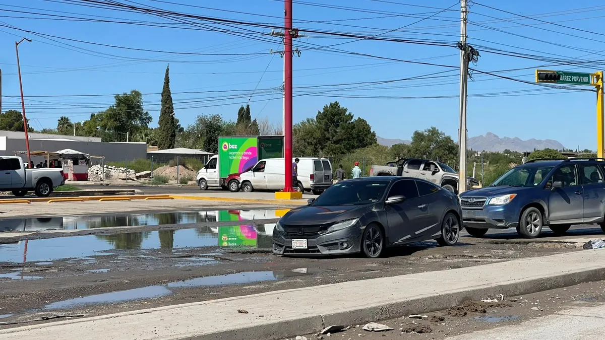 Baches obligan a invadir carril en la Juárez-Porvenir