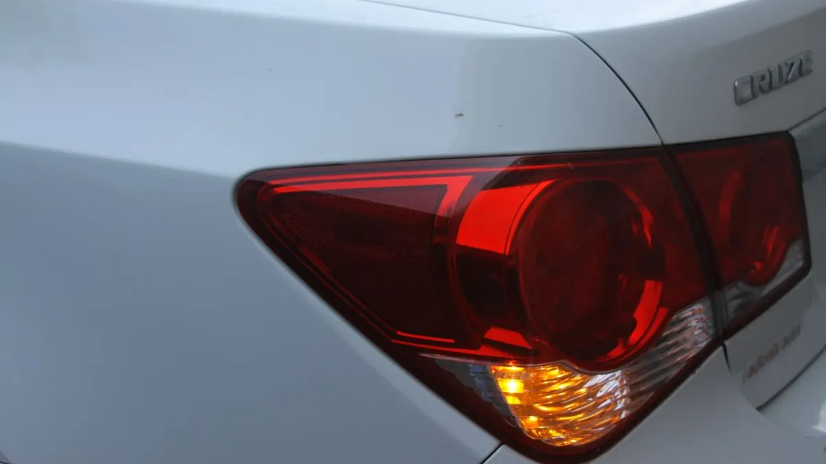 Explica Seguridad Vial el uso correcto de las luces direccionales